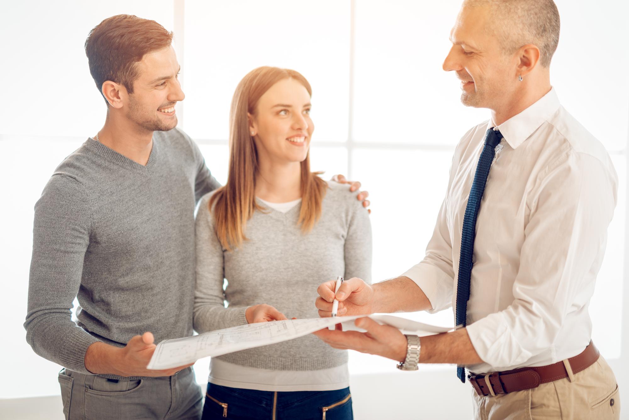 Agent imobiliar discutând contract cu client